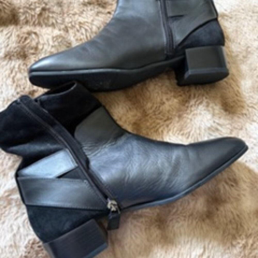 Aquatalia Women's black leather boots, size 9 1/2 (runs small)